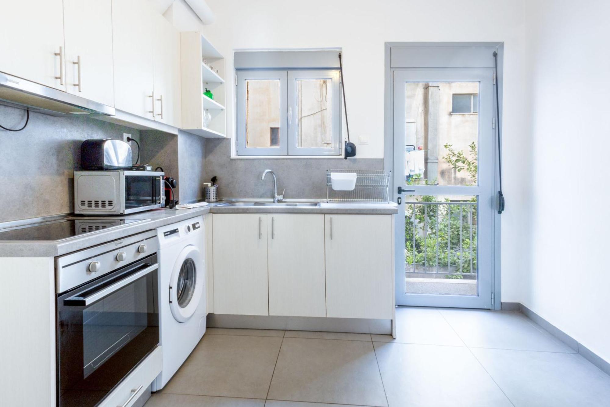 Renovated 5 Bdr House Near Acropolis - New Beds, Terrace & Green Yard Атина Екстериор снимка
