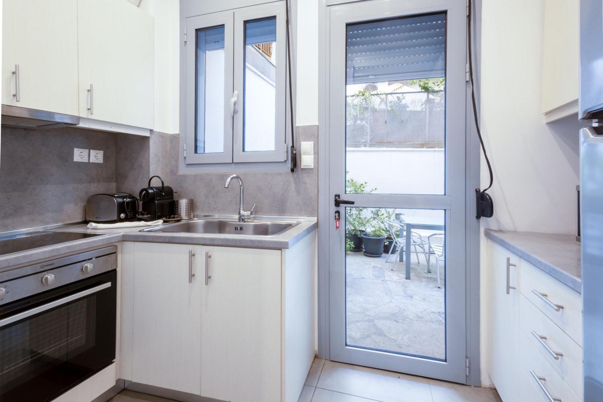 Renovated 5 Bdr House Near Acropolis - New Beds, Terrace & Green Yard Атина Екстериор снимка