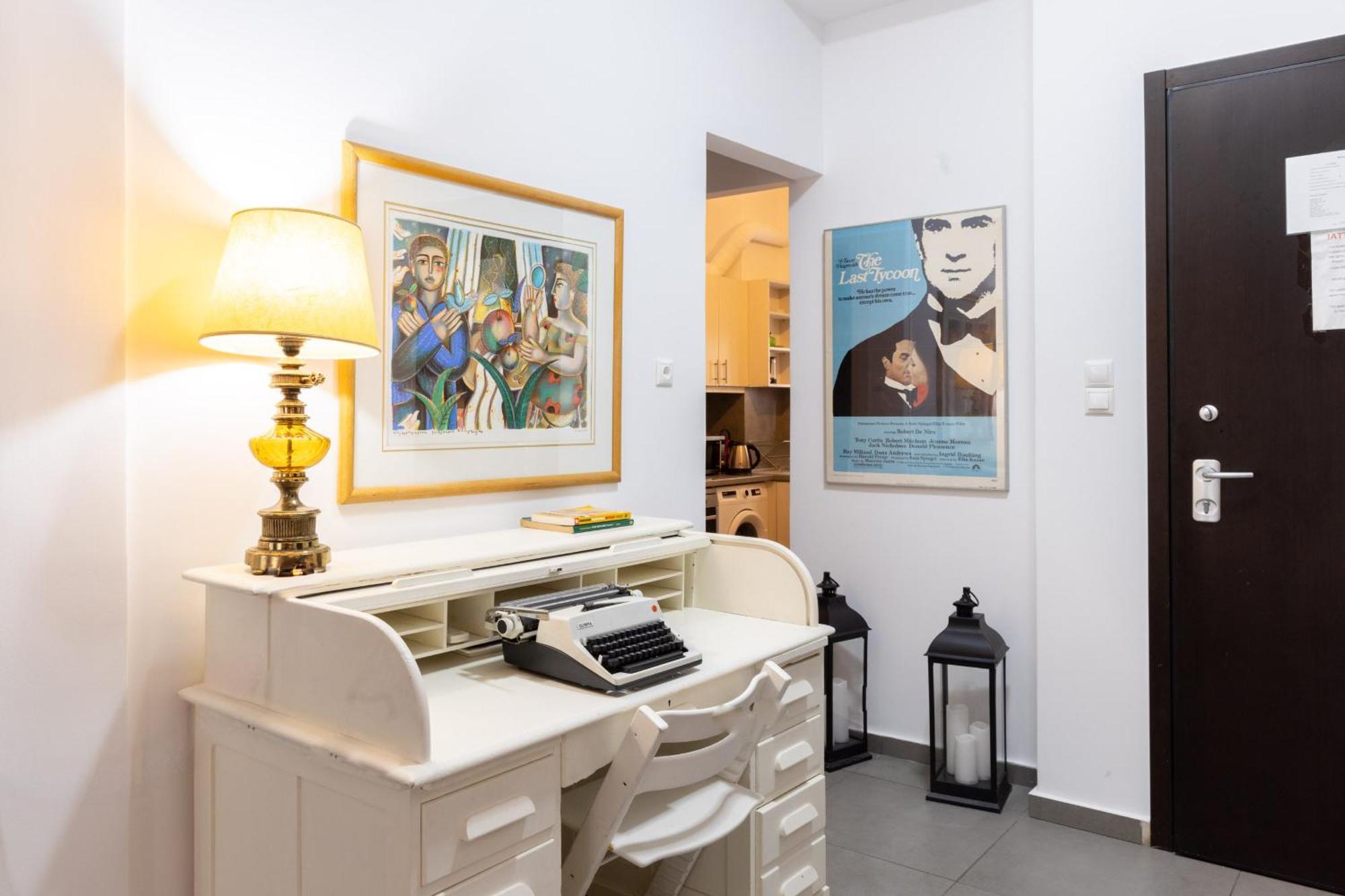 Renovated 5 Bdr House Near Acropolis - New Beds, Terrace & Green Yard Атина Екстериор снимка